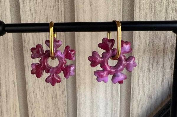 Boucles d’oreilles flocon rose bordeau.