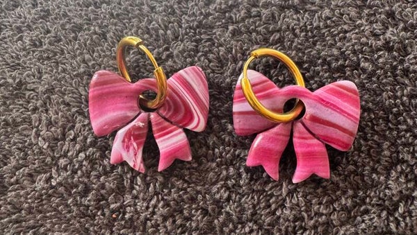 Boucles d’oreilles noeud blanche roses et bordeaux.