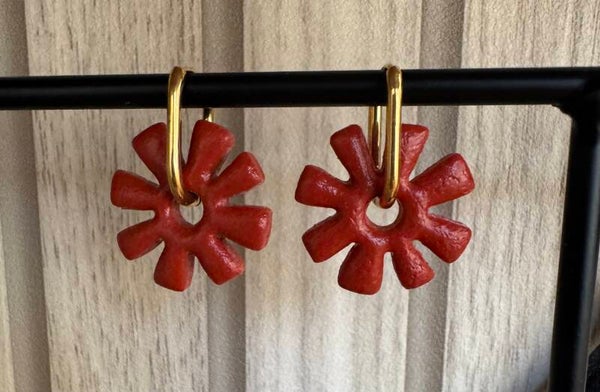 Boucles d’oreilles Dryade marron foncé.