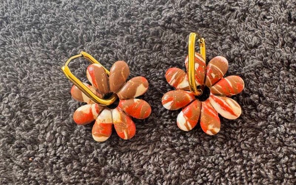 Boucles d’oreilles Camélia marron et blanche.