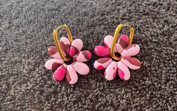 Boucles d’oreilles Camélia de différent rose.