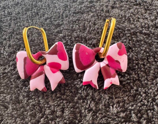 Boucles d’oreilles Noeud de différent rose.