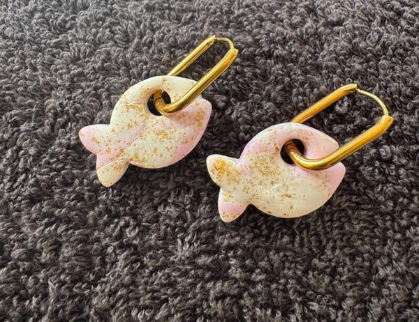 Boucles d’oreilles Poisson rose pale et blanche.