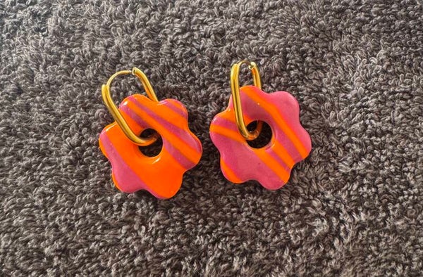 Boucles d’oreilles Anémone orange et violette.