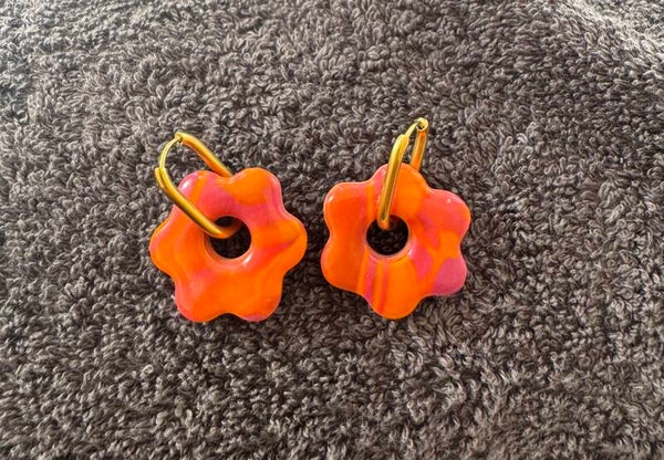 Boucles d’oreilles Anémone orange et violette.
