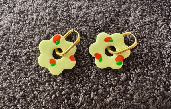 Boucles d’oreilles Camélia jaune avec des fraises.