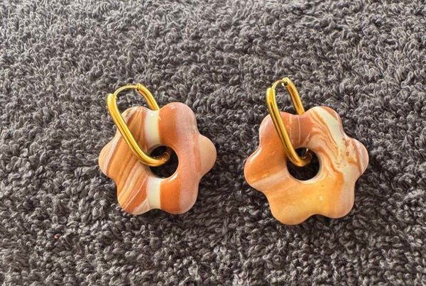 Boucles d’oreilles Anémone marron et blanche.
