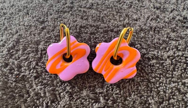 Boucles d’oreilles Anémone orange et violette.