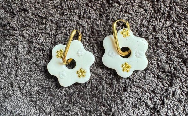Boucles d’oreilles Anémone blanche et fleure doré.