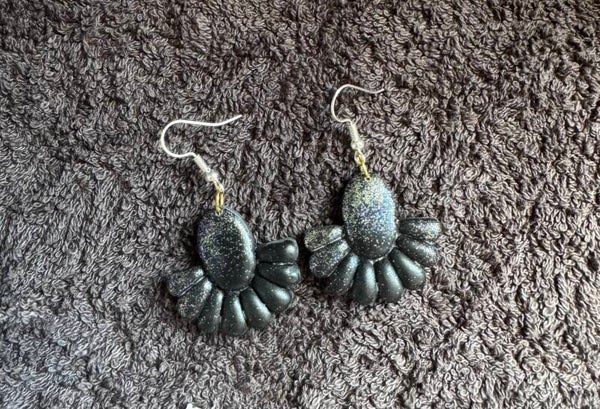Boucles d’oreilles Éventail noir pailletée.