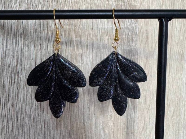 Boucles d’oreilles feuilles noir pailletée.