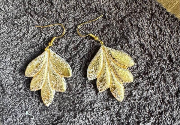 Boucles d’oreilles feuilles blanche et feuilles d’or.