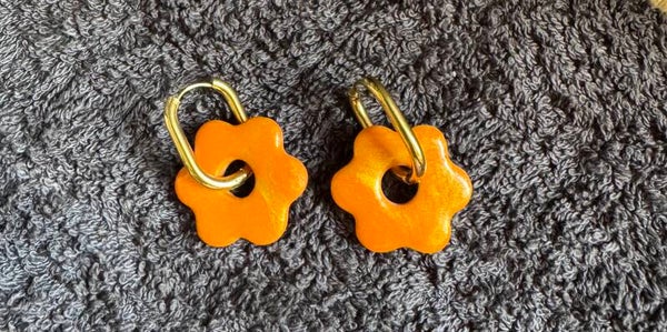 Boucles d’oreilles Anémone orange.