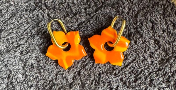 Boucles d’oreilles Lys orange et jaune.
