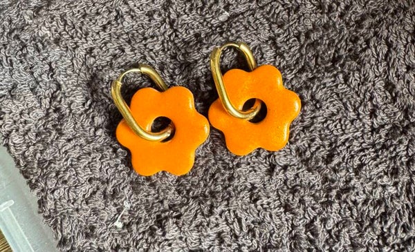 Boucles d’oreilles Anémone orange.