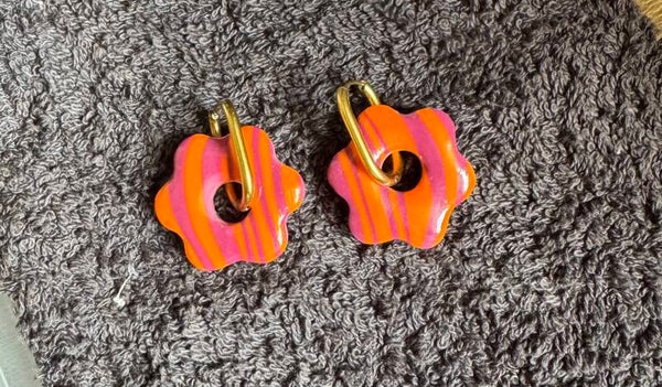 Boucles d’oreilles Anémone orange et violette.