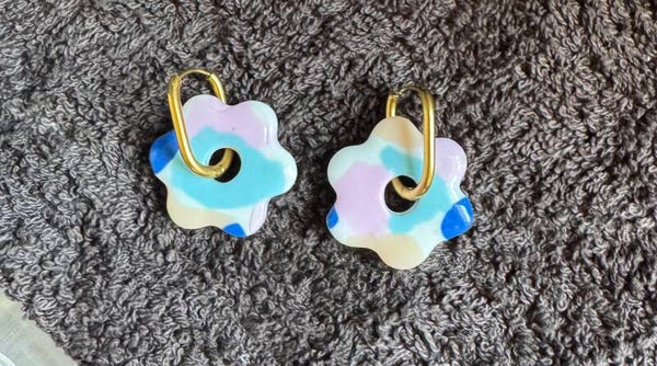 Boucles d’oreilles Anémone blanche rose et bleu.