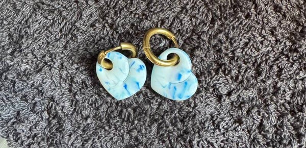Boucles d’oreilles cœur bleu et blanche.