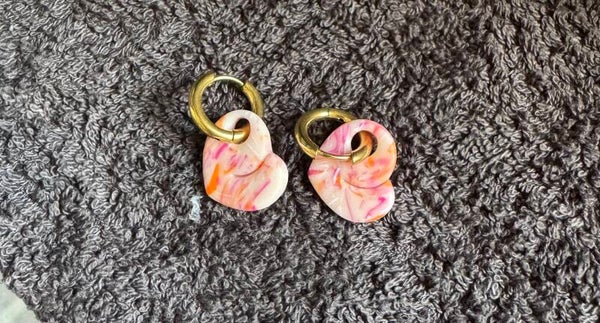 Boucles d’oreilles cœur blanche et rose.