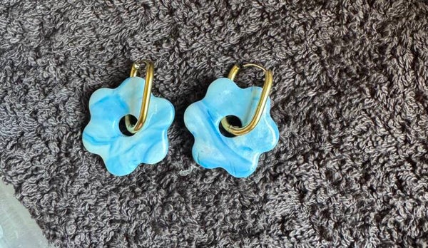 Boucles d’oreilles Anémone bleu et blanche.