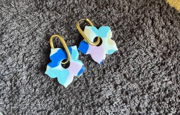 Boucles d’oreilles Lys blanche bleu foncé et rose.
