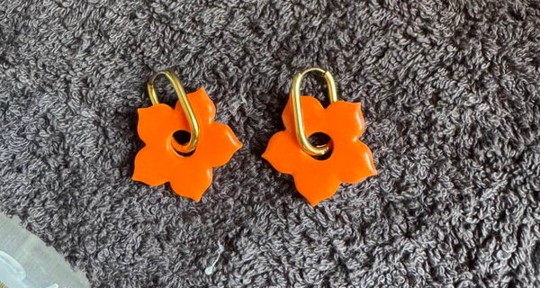 Boucles d’oreilles Lys orange.