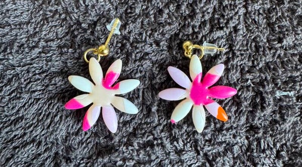 Boucles d’oreilles Marguerite blanche et rose.