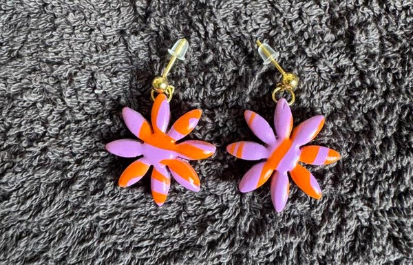 Boucles d’oreilles Marguerite violette et orange.