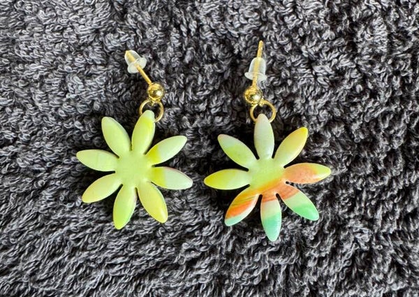 Boucles d’oreilles Marguerite jaune et orange.