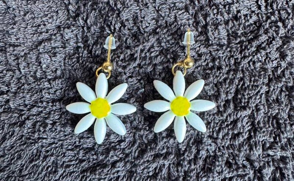 Boucles d’oreilles Marguerite blanche et jaune.