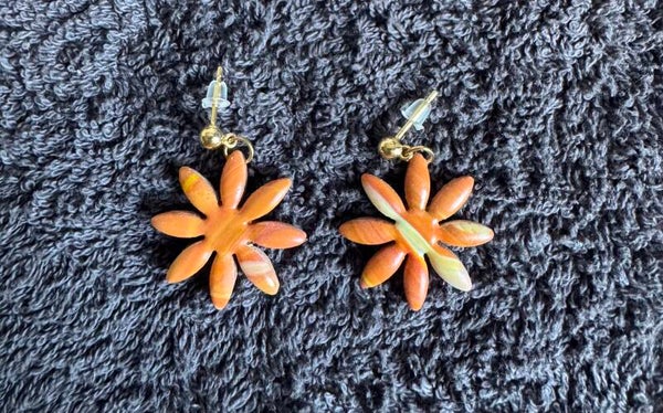Boucles d’oreilles Marguerite orange et blanche.