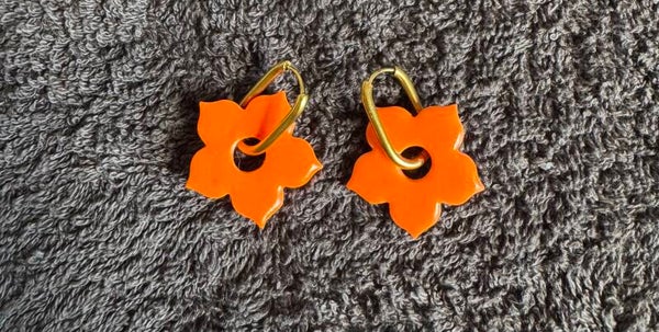 Boucle d’oreilles Lys orange.