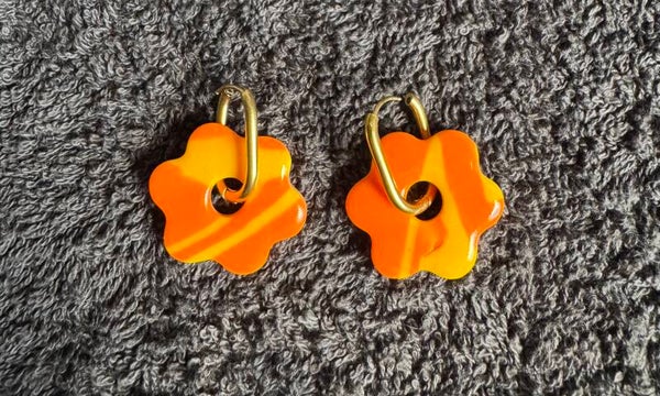 Boucles d’oreilles Anémone orange et jaune.