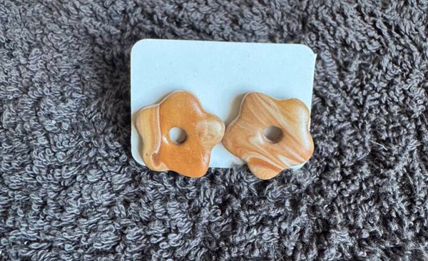 Boucles d’oreilles Anémone marron.