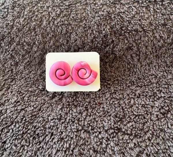 Boucles d’oreilles Escargot rose et blanche.