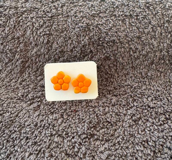 Boucles d’oreilles fleur orange.