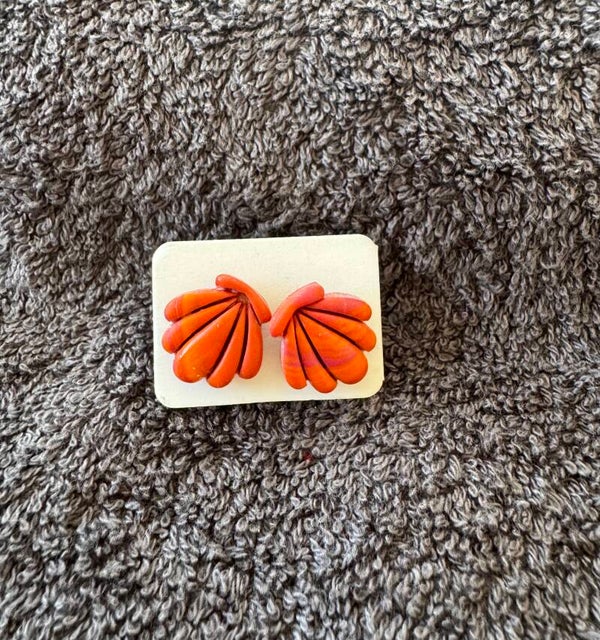 Boucles d’oreilles Coquillages orange et rouge.