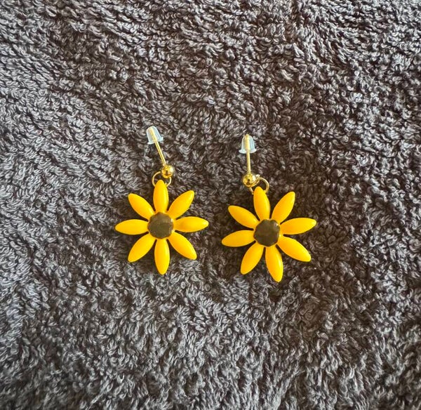 Boucles d’oreilles marguerite  jaune et marron.