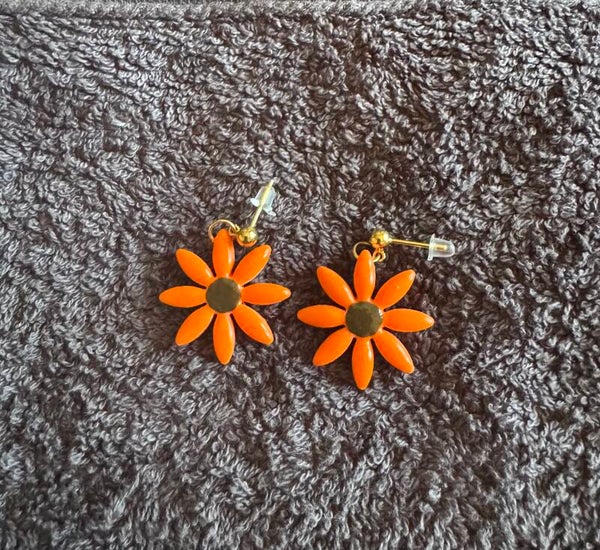 Boucles d’oreilles Marguerite orange et marron.