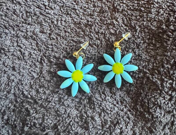 Boucles d’oreilles Marguerite bleu et jaune.