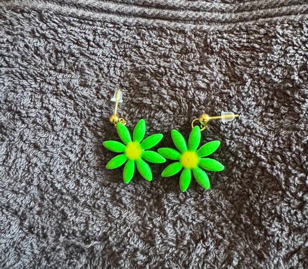 Boucles d’oreilles Marguerite verte et jaune.