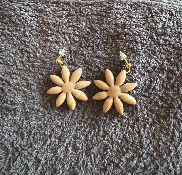 Boucles d’oreilles Marguerite couleur créme.