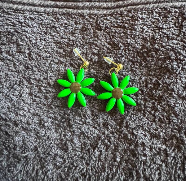 Boucles d’oreilles Marguerite verte et marron.