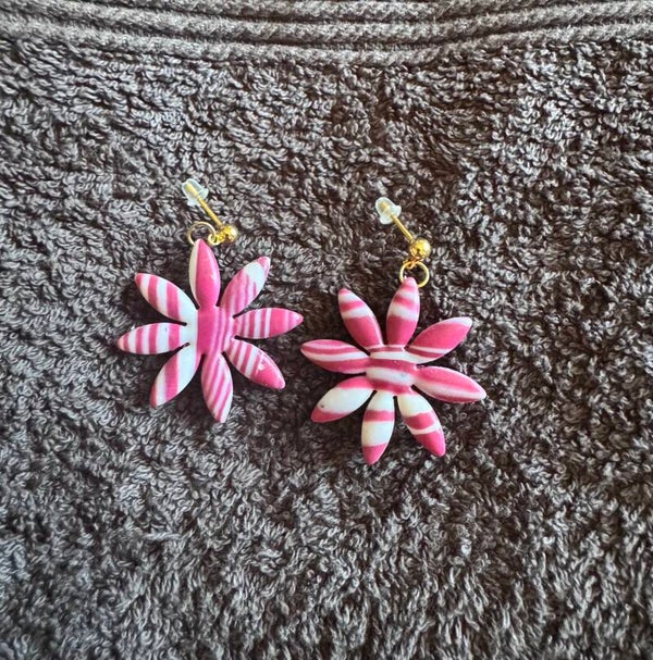 Boucles d’oreilles Marguerite rayée rose et blanche.