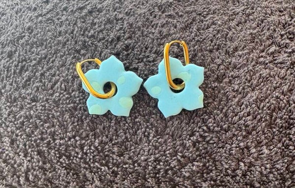 Boucles d’oreilles Lys bleu avec des point blanc.