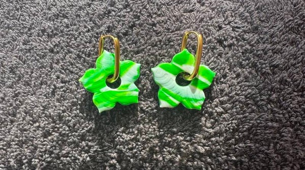 Boucles d’oreilles Lys verte et blanche.