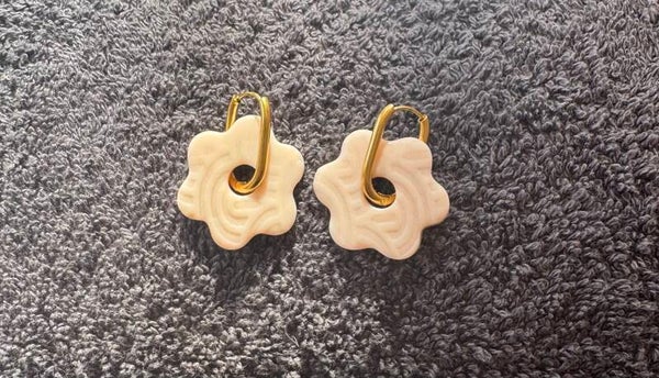Boucles d’oreilles Anémone beige.