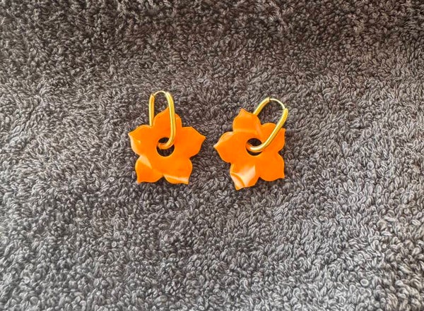 Boucles d’oreilles Lys orange et blanche.