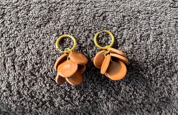 Boucles d’oreilles bulles marrons.