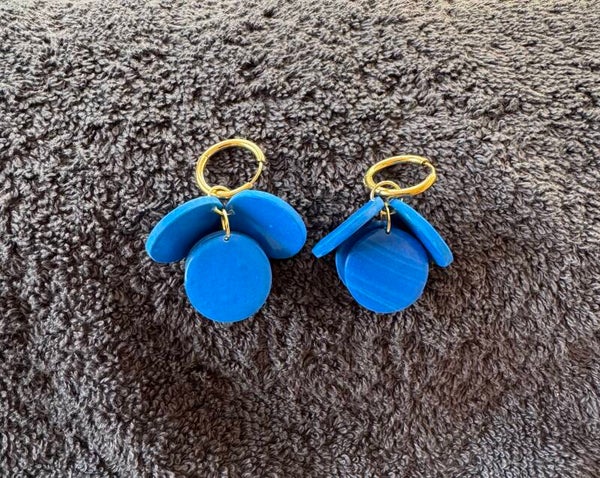 Boucles d’oreilles bulles bleu foncée.